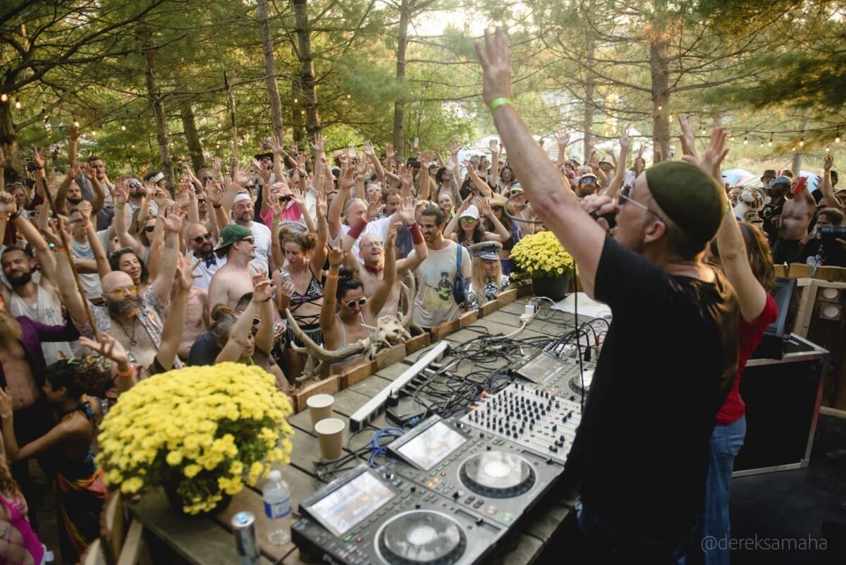 Dubtribe DJs and packed dancefloor outside